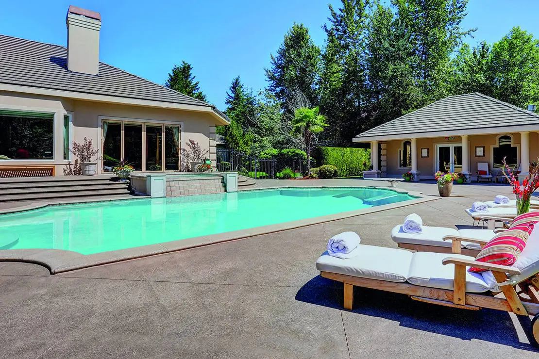 Maison avec une piscine spectaculaire pavée en béton imprimé à Creil